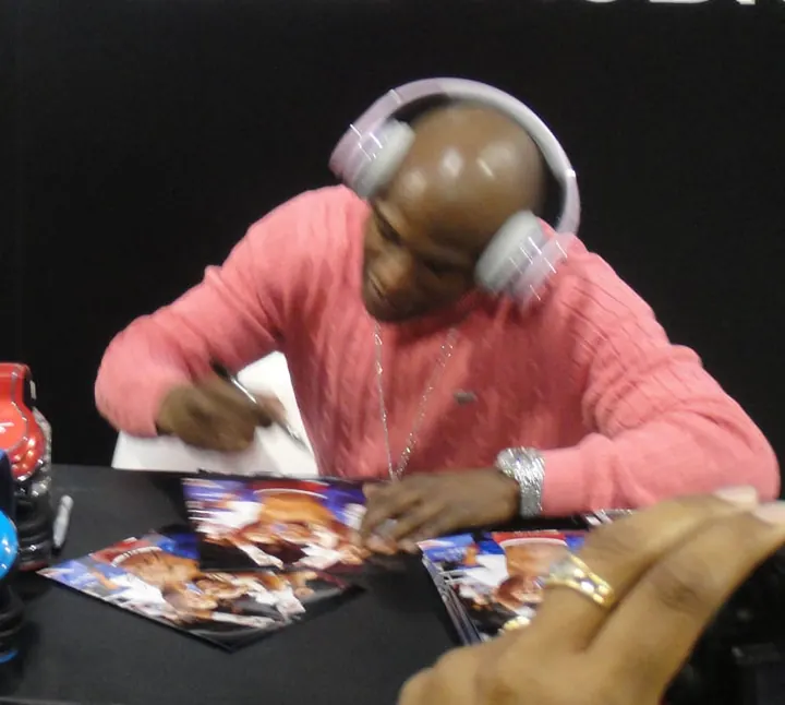 Floyd Mayweather Jr. signing autographs for fans